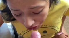 Nastolatka zostaje zerżnięta w gardło i wytrysk na twarz (pełne wideo) 