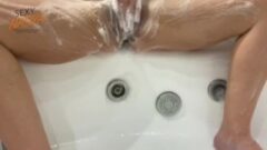 Seksowna dziewczyna goli cipkę pod prysznicem 