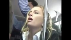 Gorąca blondynka po omacku ​​w autobusie 