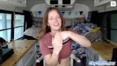 Oświecenie seksualne i zmysłowa masturbacja brytyjskiej kamery internetowej Sky Smith 