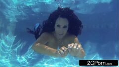 Oszałamiająca mamuśka Holly Halston robi niesamowite podwodne obciąganie 