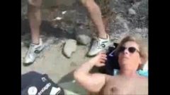 Dojrzała żona bawi się z nieznajomymi na plaży dla nudystów 