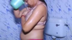 Gorąca i seksowna dziewczyna bierze kąpiel z chłopakiem z południowoindyjskiej łazienki Sexvideo 