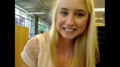Blond dziewczyna tryska w publicznej szkole – więcej jej filmów na freakygirlcams.co.uk 