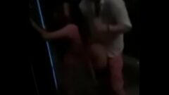 Chińska dziewczyna wpada na białego faceta na zewnątrz, zostaje wyruchana i zalana 