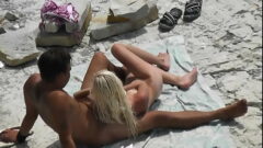 Podglądacz Szczupła blondynka Jerks i jej chłopak na plaży 