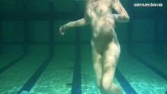 Podwodny basen najczystsza erotyka dla nastolatków 