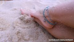 Publiczny foot fetysz na plaży. Długie palce u nóg oraz niesamowite stopy i ciało! 