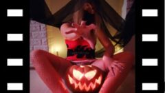 Seksowna wiedźma wezwała demona w swoim body w Halloween i pieprzyła się z nim, aż spuścił się w jej ustach 