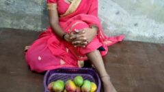 Indyjska biedna dziewczyna sprzedaje mango i ostro jebanie 