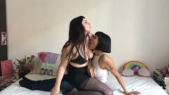 Ersties: Amatorskie lesbijki cieszą się kontaktami seksualnymi ze sobą 