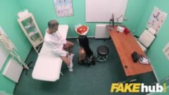 Fake Hospital Duże cycki Polka Ania Kinski uwielbia połykać spermę lekarzy 
