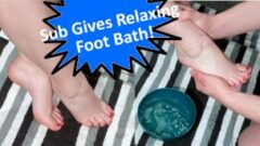 Mój niewolnik na smyczy czyści moje małe, brudne stopy na kolanach | Kąpiel i masaż stóp Femdom (4K HD) 
