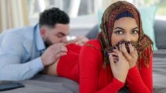 Przystojny przyrodni brat uczy niedoświadczoną przyrodnią siostrę Mayę Farrell, jak zadowolić mężczyznę – połączenie w hidżabie 