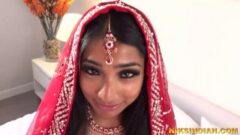 Prawdziwa indyjska Desi Teen Bride zerżnięta w dupę i cipkę w noc poślubną 