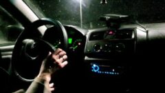 Zatrzymaj samochód – chcę się spuścić! / Ręczna robota w samochodzie przy drodze 