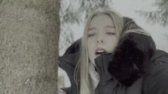 18-letnia nastolatka zostaje zerżnięta w lesie na śniegu 