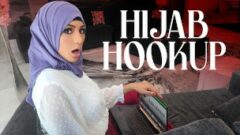 Hidżabka Nina dorastała, oglądając amerykańskie filmy dla nastolatków i ma obsesję na punkcie zostania królową balu 