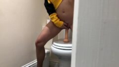Brat przyłapał przyrodnią siostrę na masturbacji – toaleta 